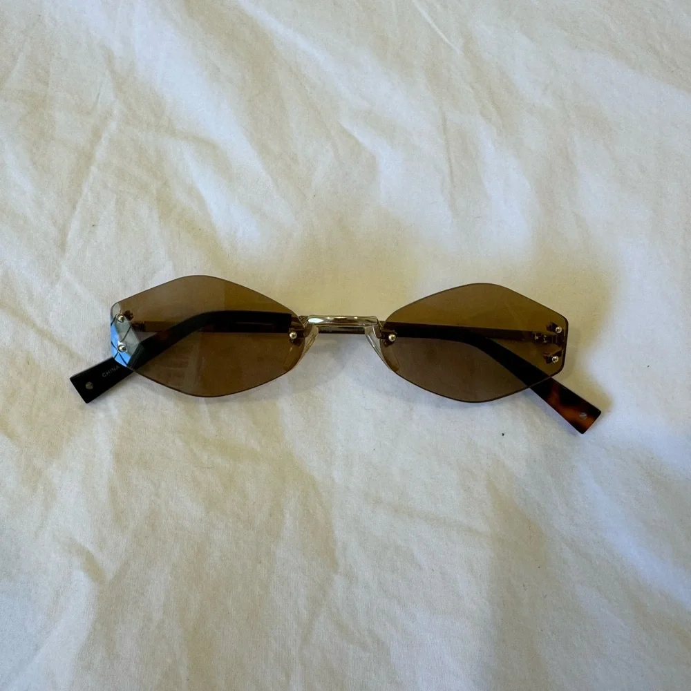 Kendall & Kylie Brown Sunglasses - Picture 3 of 3